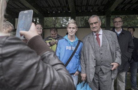 Karel Schwarzenberg v Soukenné v Liberci. Za ním stojí í jeho spolustraník usmvavý Miroslav Kalousek.