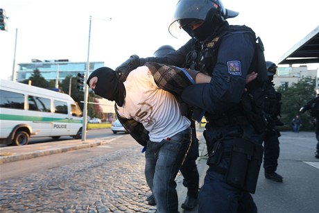 Praská policie zasahoval po fotbalovém derby mezi Slavií a Spartou. Zadrela 82 lidí.