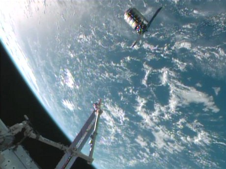 Nákladní lo Cygnus dorazila s týdenním zpodním k ISS