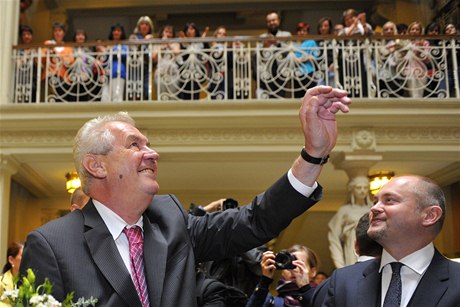 Prezident Miloš Zeman (vlevo) zdraví 25. září Brně zaměstnance krajského úřadu, kde zahájil třídenní návštěvu Jihomoravského kraje. Vpravo je hejtman Michal Hašek.