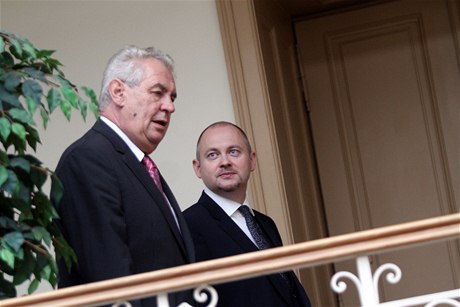 Jihomoravský hejtman Michal Haek (SSD) doprovází prezidenta Miloe Zemana po chodb krajského úadu.