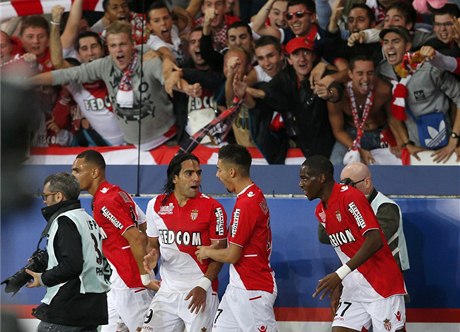 Fanoušci Monaka slaví s hráči.