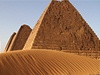 Pyramidy jdou dobe viditelné u ze silnice, vede k nim asi 400 m dlouhá písená cesta.