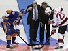 eský hokejista New Jersey Devils Patrik Eliá (vpravo) a John Tavares z New Yorku Islanders 