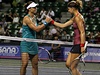 eská tenistka Lucie afáová (vpravo) a Samantha Stosurová z Austrálie