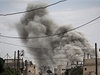 V Sýrii stále zuí obanská válka. Snímek zachycuje letecký útok na vesnici v provincii Idlíb 