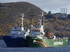 Arctic Sunrise, lo aktivist Greenpeace, kotví v ruském arktickém pístavu...