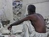 Pákistánec popíjí aj v troskách svého domu