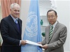 éf expertního týmu OSN Ake Sellström (vlevo) s generálním tajemníkem OSN Pan Ki-munem