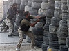 Vojáci Syrské osvobozenecké armády za barikádou z pneumatik