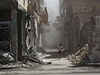 Syrský chlapec utíká ped bombami