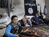 Za Syrskou osvobozeneckou armádu bojují i dti. Dvanáctiletý Abdul odpoívá se svými druhy ve zbrani