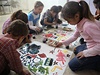 Syrské dti, které ve válce ztratily píbuzné, si kreslí v komunitním centru na damaském pedmtí Ghúta 