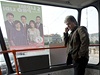 Jií Dolej (KSM) v tramvaji polepené plakáty s heslem: S lidmi pro lidi