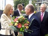 Jihomoravský hejtman Michal Haek (SSD) vítá prezidentovu dceru Kateinu Zemanovou.