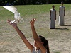 I symbolické vyputní bílé holubice patí k zapálení olympijské pochodn.