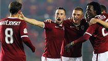 Sparta slaví gól v derby. Zleva Matějovský, Vácha a Costa.
