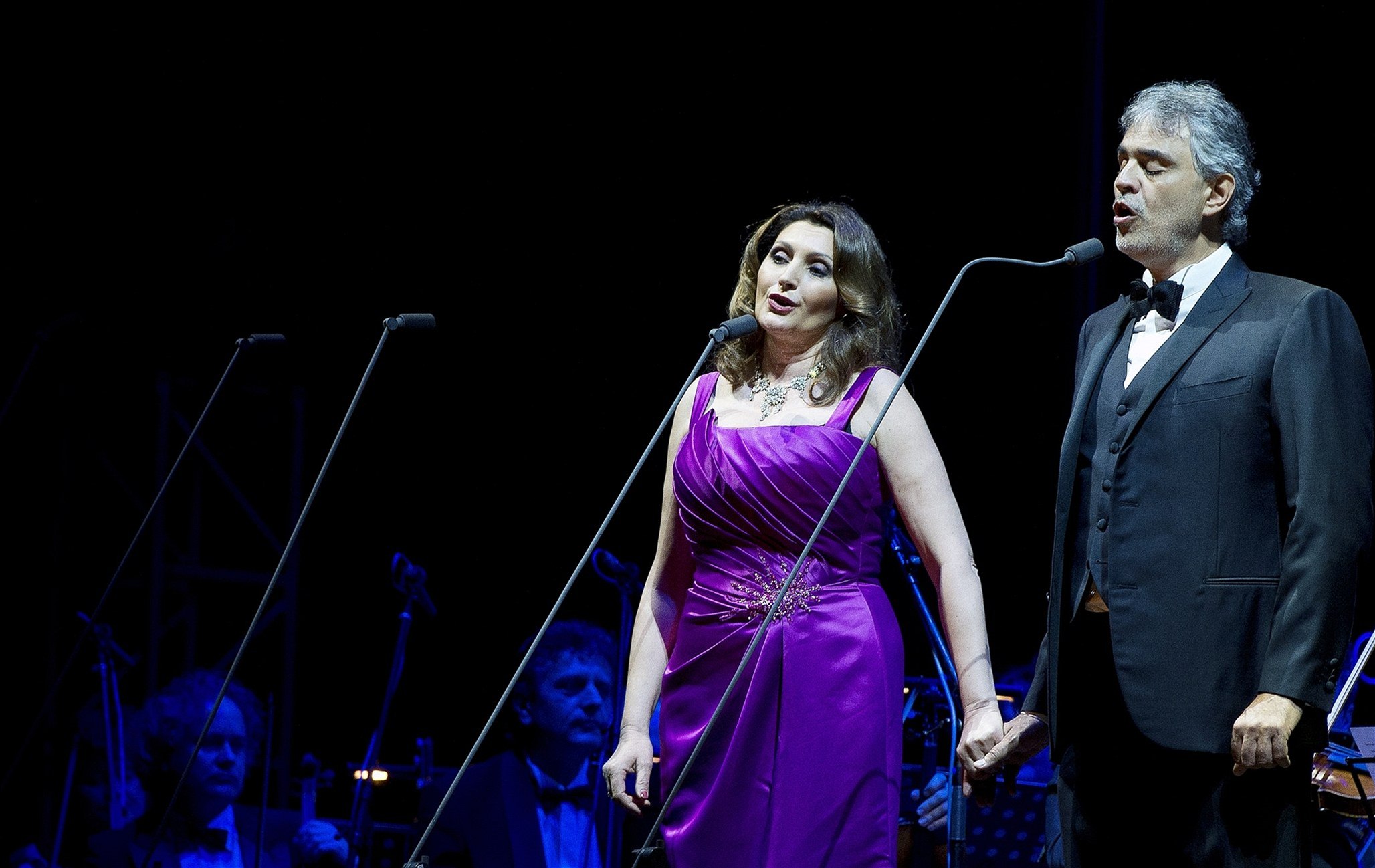 Andrea Bocelli vystoupil v Praze. Na fotce se zp�va�kou Paolou Sanguinettiovou. 
