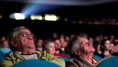 Obelhaní senio�i ze �mejd� sledují premiéru filmu. 