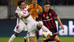 Fotbalista Frankfurtu Václav Kadlec (vpravo) a Jeremie Brechet z Bordeaux
