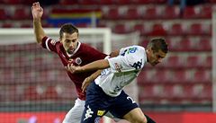 Sparta Praha - 1. FC Slovácko. Josef Hu�bauer ze Sparty (vlevo) a Ladislav Vole�ák ze Slovácka