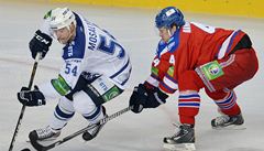 Lev Praha - Dynamo Moskva. Denis Mosaljov z Dynama Moskva (vlevo) a Nicklas Danielsson ze Lva
