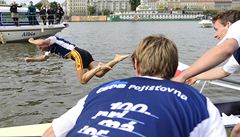 V Praze se konal jubilejní 100. ro�ník vesla�ské regaty Primátorky. Na snímku je tradi�ní rituál v cíli - házení vesla�� z vít�zná osmiveslice pra�ské Dukly do vody