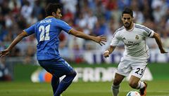 Fotbalista Realu Madrid Isco (vpravo) a Michel z Getafe 