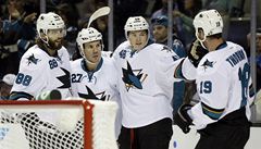 Hokejisté San Jose Sharks, zleva Brent Burns, Scott Hannan, Tomá Hertl a Joe Thornton