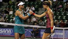 �eská tenistka Lucie �afá�ová (vpravo) a Samantha Stosurová z Austrálie