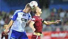 Znojmo - Sparta Praha. Znojemský obránce Josef Hnaníek (vlevo) a záloník Sparty Ladislav Krejí