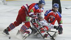 Lev Praha - Ninij Novgorod. Zleva Nathan Oystrick z HC Lev Praha, Vjaeslav Kuljomin z Niného Novgorodu a Jakub Klepi z HC Lev Praha