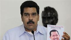 Nicolás Maduro s podobiznou svého pedchdce Huga Cháveze