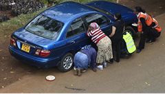 Lidé se skrývají za autem b�hem p�est�elky v obchodním dom� Westgate