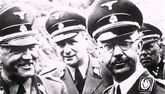 Vdce SS a gestapa Heinrich Himmler (vpravo)