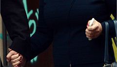 Detailní záb�r na ruce Jany Nagyové a expremiéra Petra Ne�ase. Na snímku jsou vid�t prstýnky. 