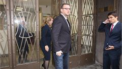 Jana Nagyová odchází v doprovodu Petra Ne�ase z policejní budovy v Bartolom�jské ulice v Praze. 