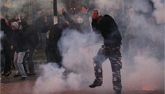 St�et neonacist� s policii na �ujkovov� ulici p�ed romskou ubytovnou. Po projevu p�edsedy DSSS Tomá�e Vandase se n�kolik stovek radikál� pokusilo dostat na ubytovnu. 