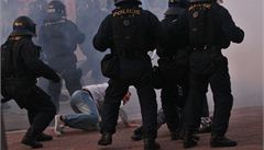 Vzduchem létaly kameny a d�lobuchy.