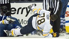 Toronto - Buffalo. Corey Tropp v bitce se soupe�em.