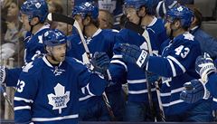 Toronto - Buffalo. Trevor Smith slavé branku.