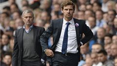 Villas Boas a za ním Mourinho.