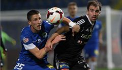 Liberec - Píbram. Fleiman (vlevo) v souboji s Tarczalem.