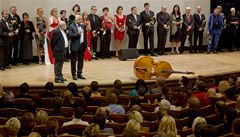 Re�isér Ji�í Menzel (vp�edu druhý zleva) uvedl v pra�ském Rudolfinu premiéru svého filmu Don�ajni. Vp�edu vlevo je re�isér, herec a dramatik Arno�t Goldflam. 