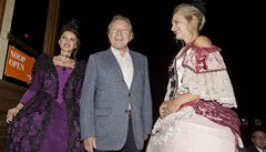 Zp�vák Karel Gott se ve spole�nosti krásných dam cítil na premié�e Don�ajn� skv�le.