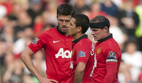 Smutní fotbalisté Manchesteru United, zleva Michael Carrick, Javier Hernández a Wayne Rooney