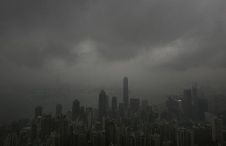 Tmavé mraky nad Hong Kongem.