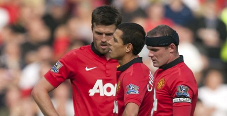 Smutní fotbalisté Manchesteru United, zleva Michael Carrick, Javier Hernández a Wayne Rooney