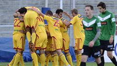 Dukla Praha - Jablonec. Hrá�i Dukly se radují z gólu