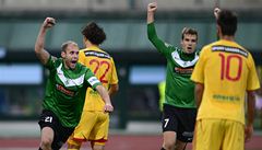 Dukla Praha - Jablonec. Úto�ník Jablonce Michal Hubník (vlevo) a zálo�ník Filip Novák (druhý zprava) se radují z gólu